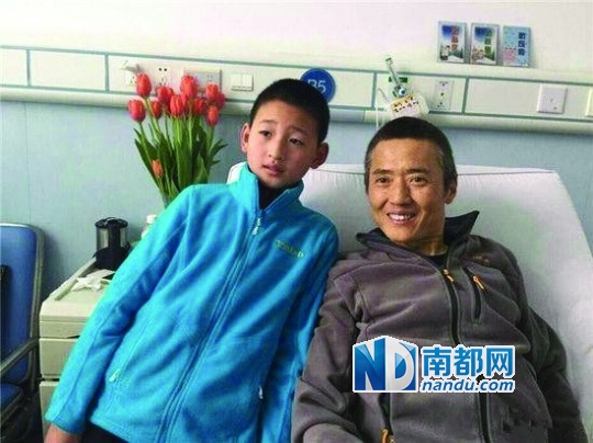 今年2月14日,郎铮探望病中的杨卫华.图片来源:华西都市报