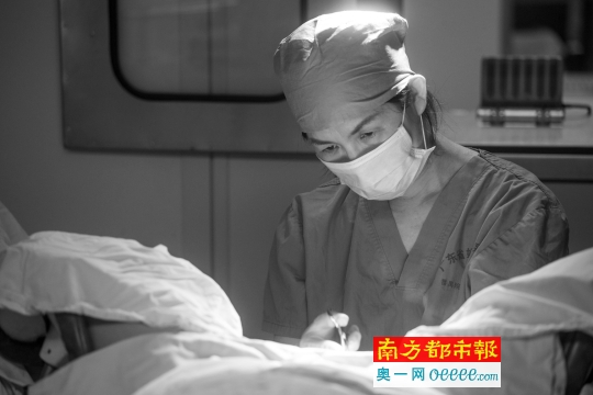 7月1日,广东省妇幼保健院番禺分院,刘风华在手术室里人工取卵.