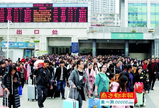 2月9日,广州火车站,大批旅客从出站口走出.南都记者 冯宙锋 摄