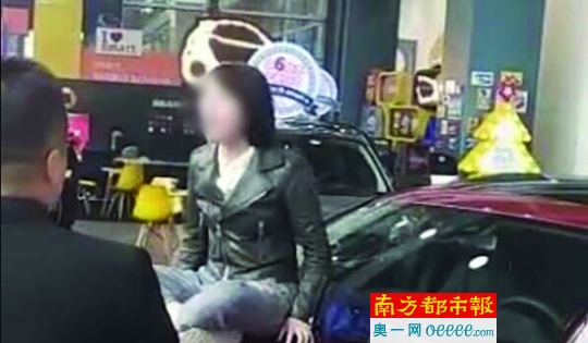 奔驰哭诉维权女车主不接受退款