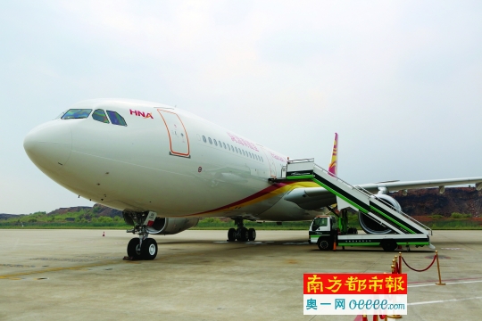 身披海南航空标志的空客A 330-300客机停靠白云国际机场。 通讯员供图 南都讯 记者梅雪卿 刘其劲实习生姚丹 通讯员刘戈 南宣 昨日下午,一架身披海南航空喷涂的空客A 330-300客机停靠在广州白云国际机场的停机坪上。这是广州首次以SPV租赁方式引进民航客机。 广州市常务副市长陈如桂称,此举意味着广州飞机租赁业务取得了历史性突破。接下来,广州将以飞机租赁为突破口,不断拓展融资租赁业务范畴。 据了解,此次交付的A 330-300客机,是广州南沙渤海一号租赁有限公司与广州城投集团合作,通过SPV方式