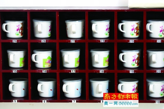 隐身居民家的"黑午托"内摆放整齐的书籍,茶杯.
