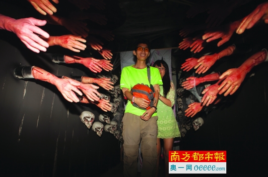 10月16日,深圳世界之窗万圣节活动开幕,游客体验鬼屋.