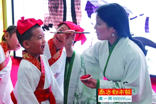 近日,横岗怡锦社区信义锦绣幼儿园的小学童们举行了开笔礼.