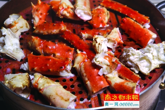 蒸九节虾 一锅焖海鲜锅 蒸阿拉斯加长脚蟹 南都试吃团 食客: 南都读者宋小姐 店家:云喜餐厅大厨强哥 价位:人均80元起 地址:东莞东城酒吧街云喜餐厅(御膳名厨左侧) 电话: 0769-2360 6666 南都讯 记者陈静 摄影刘媚 秋风渐起,吃火锅的季节又来了。要避免秋燥,吃得滋补又不上火,海鲜火锅应该是上上之选。日前,黄旗山脚下就开了一家港式海鲜蒸汽火锅店,店家请来米其林大厨坐镇选料,确保每一只大虾、每一只扇贝都足够新鲜。 此外,这里还是东莞最容易偶遇篮球明星的餐厅之一,餐厅股东之一是宏远队主