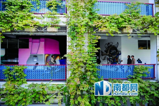 石岐区上河泊大街,一间已经无人居住的房屋屋顶被紫竹梅覆盖。 石岐区悦来中路,一待开发项目的工地旁,薇甘菊将废弃的房子覆盖。 三乡镇古鹤村桃源堡别墅区,一栋房子被爬山虎环绕。 中山760文化创意产业园,办公区的外墙被绿色植物环绕。 石岐区龙母庙街,一废弃的老屋屋顶被霸王花等植物覆盖。 在高楼大厦不断矗立的城市里,突然看到被绿色植物包裹的屋顶,茂密的植物如地毯般覆盖着墙面,这景象并不是出现在童话电影的世界里。在中山一些角落里,在一些或新或旧的建筑中,可以看到绿色植物覆盖房屋的场景。 降温、净化空气、