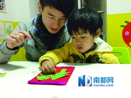 假期在家DIY绘画和手工可增加亲子互动。 彩泥老人取材于圣诞老人。 DIY手工用废弃的纸盒做成的坦克。 用旧相框和橡皮泥做手工作品。 必答达人:洪诗恩(广州童绘馆绘画中心绘画老师) 寒假期间,孩子容易沉迷于玩网络游戏或是看卡通片,如何将他们的视线转移?幼教老师说,家长可多鼓励孩子在家D IY绘画或手工:利用闲置物品制作坦克、用雪糕棍拼房子、自己编故事来画画让孩子创意大爆发,齐齐D IY。 Q 让孩子自己展开想象绘画 DIY绘画一般有哪些分类? 常见的一种是将已有的图画框架给孩子,让孩子在画面里填
