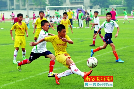 2015年5月24日早上,深圳罗湖翠园中学,恒大足球学校(黄)与罗湖区